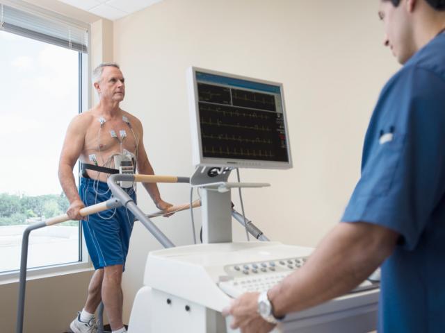 Mann auf Belastungs-EKG zur Diagnose von Koronarer Herzkrankheit