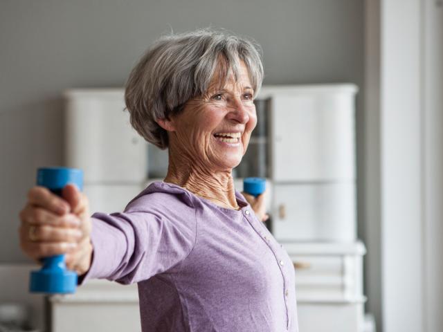 Frau macht Sportübung zur Risikoreduzierung von Herzkreislauferkrankungen