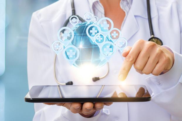 Medizinische Services als Symbole erscheinen über dem Tablet des Arztes