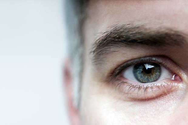 Detailaufnahme männliches Gesicht mit Fokus auf Auge