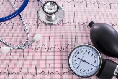 Herzinsuffizienz feststellen – Elektrokardiogramm mit Stethoskop und Blutdruckmessgerät